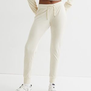 NWT Joggers with drawstring at
waistband and tapered legs with cuff at hems
